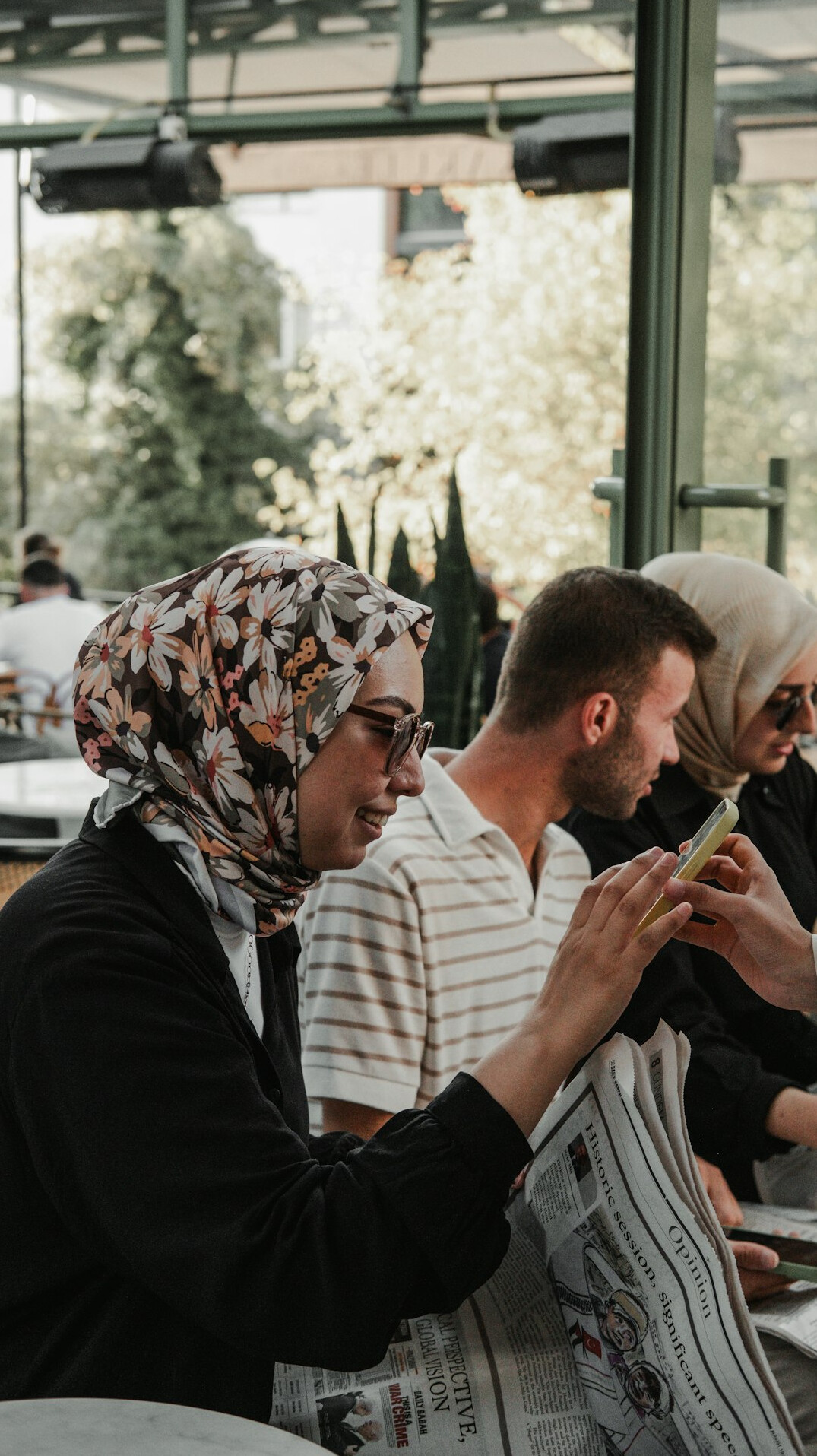 students eating lunch together